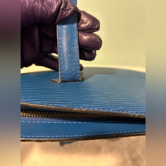 LOUIS VUITTON St. Jacque in Epi Blue Leather. Authentic & Pre-owned. - Picture 6 of 11